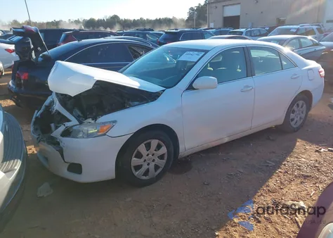 2011 Toyota Camry z USA, uszkodzony, nr VIN 4T1BF3EK0BU581297
